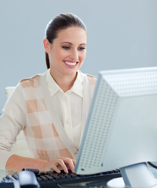 Empresária encantada trabalhando em um computador — Fotografia de Stock