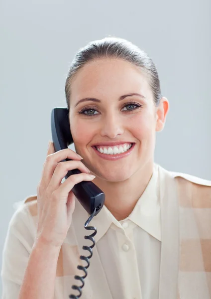 Portret van een Glimlachende zakenvrouw praten over telefoon — Stockfoto