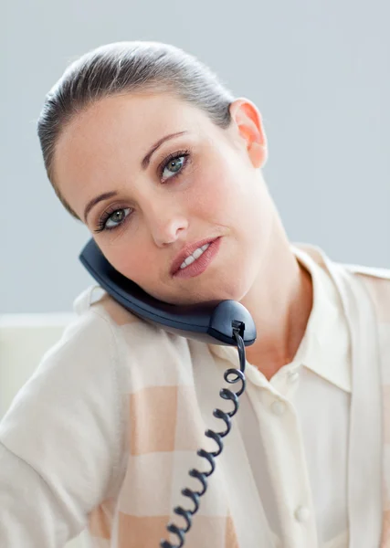 Серьёзная деловая женщина разговаривает по телефону — стоковое фото