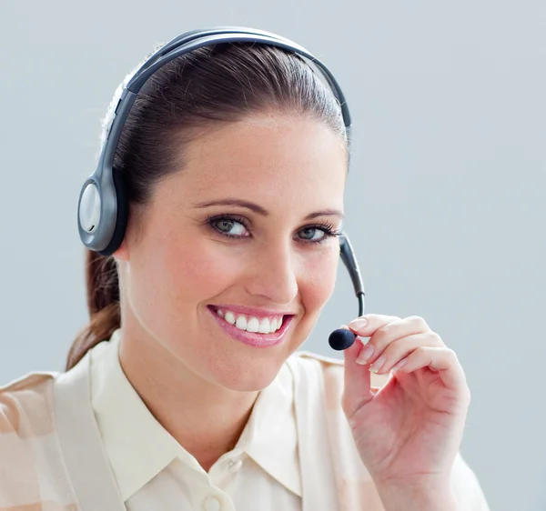 Close-up de uma mulher de negócios com fone de ouvido em — Fotografia de Stock