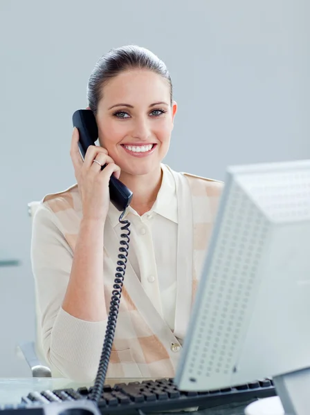 Enthusiastic businesswoman talking on phone — Stock Photo, Image