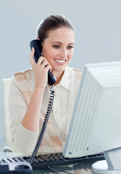 Carismática mujer de negocios hablando por teléfono — Foto de Stock