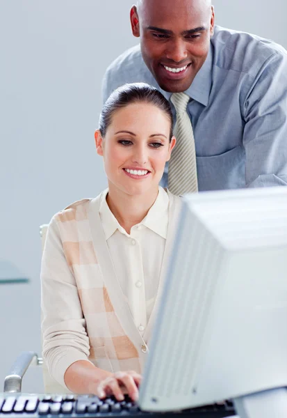 Atractiva empresaria y su gerente trabajando en una computadora —  Fotos de Stock