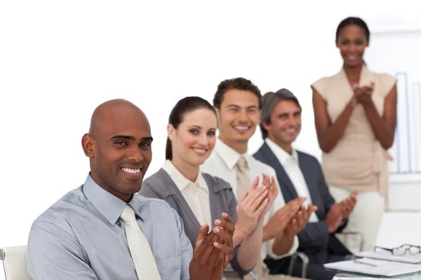 Multietniska business applådera efter en presentation — Stockfoto