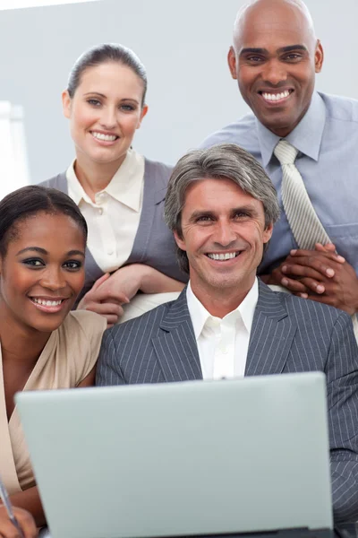 Fiducioso team aziendale multietnico che lavora in un computer portatile — Foto Stock