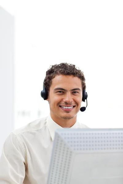 Lächelnder Geschäftsmann, der am Computer arbeitet — Stockfoto