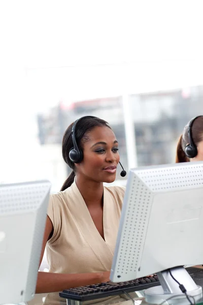 Vrouwelijke klantenservice met hoofdtelefoon op — Stockfoto