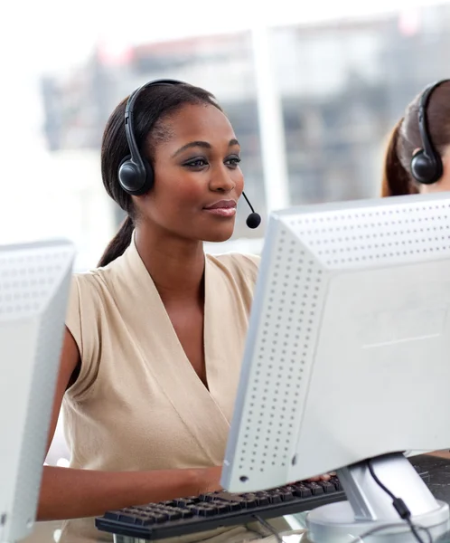 Allvarliga etniska affärskvinna arbetande i ett callcenter — Stockfoto