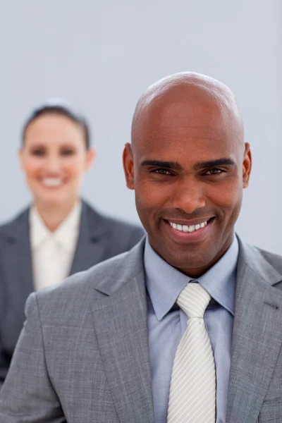 Concentre-se em um atraente empresário étnico sorrindo — Fotografia de Stock