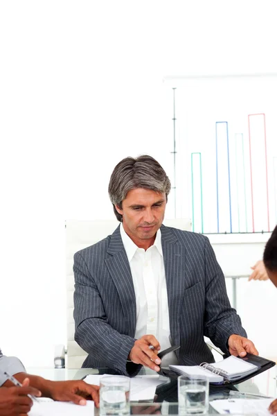 Uomo d'affari concentrato in una riunione — Foto Stock