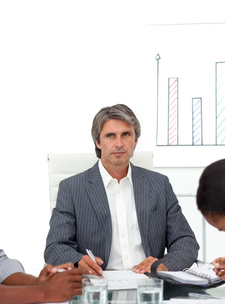 Charismatische volwassen zakenman in een vergadering — Stockfoto