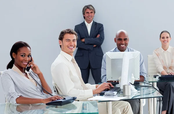 Porträtt av ett multietniskt business team på arbetsplatsen — Stockfoto