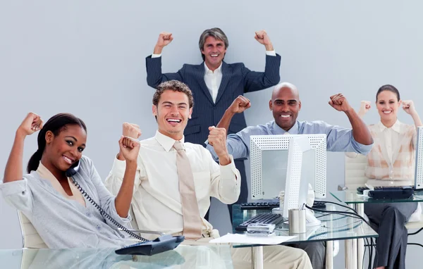 Equipe de negócios vitoriosa celebrando um sucesso — Fotografia de Stock