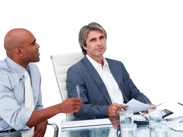 Dois homens de negócios bonitos tendo uma reunião — Fotografia de Stock