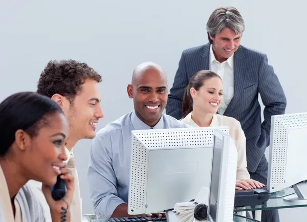 Positieve business groep hard werken in het kantoor — Stockfoto