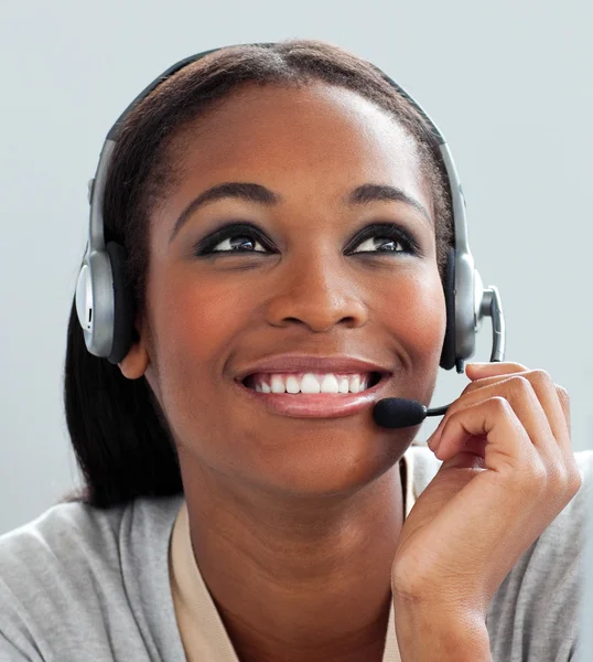 Close-up van een medewerker van de klantenservice met hoofdtelefoon op — Stockfoto