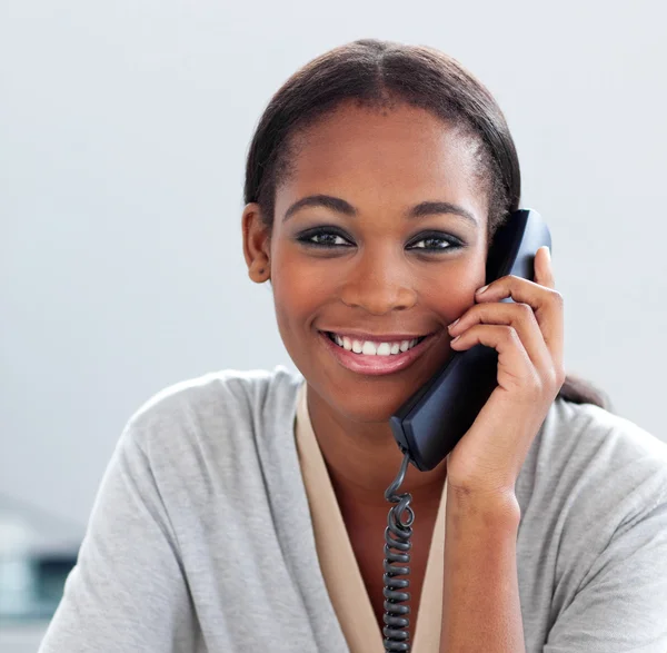 Close-up de uma empresária afro-americana falando ao telefone — Fotografia de Stock