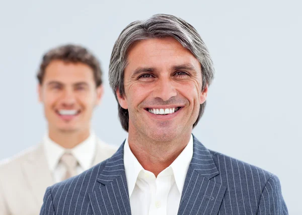 Portret dwóch biznesmenów uśmiechający się — Zdjęcie stockowe