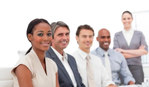 Positieve business team glimlachen naar de camera — Stockfoto