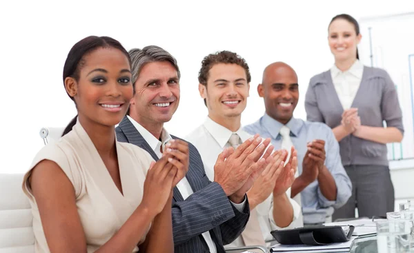 Positieve business team applaudisseren een goede presentatie — Stockfoto