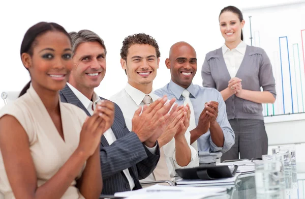 Счастливая деловая команда аплодирует хорошей презентации — стоковое фото