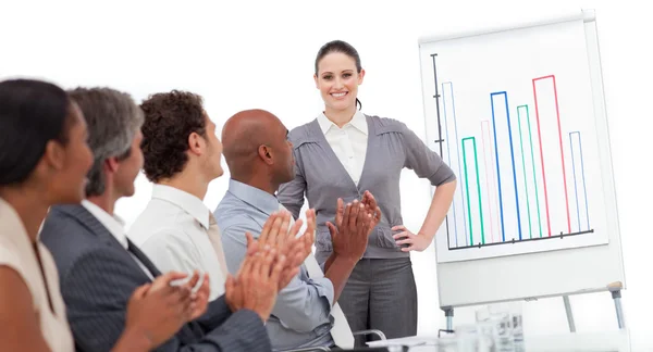 El equipo empresarial internacional aplaude una buena presentación — Foto de Stock