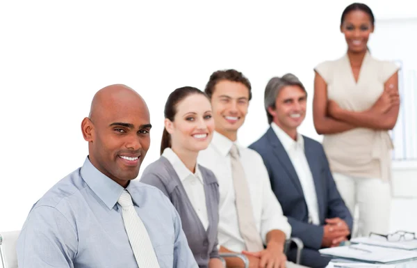 Selbstbewusste multi-ethnische Unternehmensgruppe bei einer Präsentation — Stockfoto