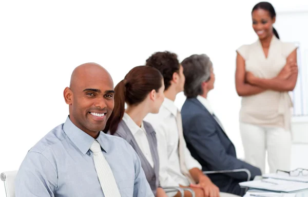 Multi-etnische bedrijfsgroep op een presentatie — Stockfoto
