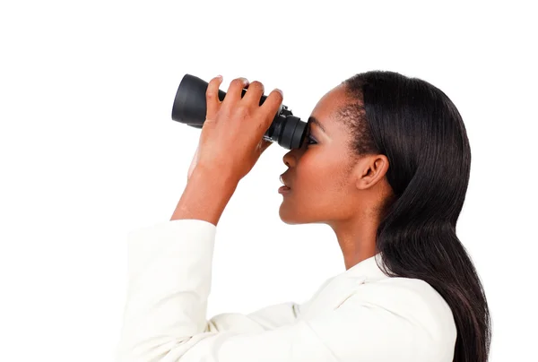 Charyzmatyczny kobieta patrząc w przyszłość poprzez binocula — Zdjęcie stockowe