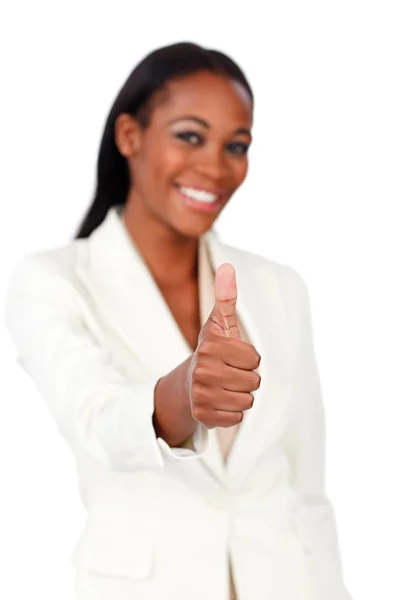 Lächelnde afroamerikanische Geschäftsfrau mit erhobenem Daumen — Stockfoto