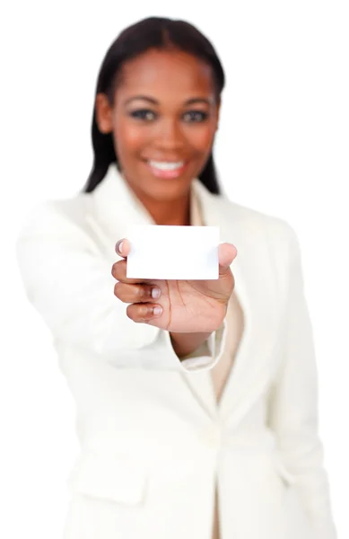 Empresária afro-americana segurando um sinal de cartão branco — Fotografia de Stock