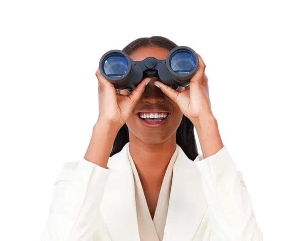 Mulher de negócios visionária olhando através de binóculos — Fotografia de Stock