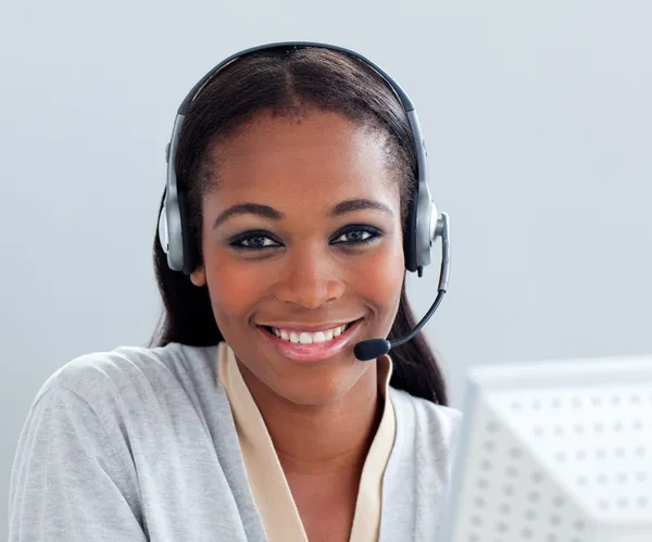 Charismatische zakenvrouw via headset op haar Bureau — Stockfoto