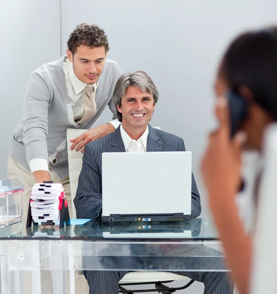 Charismatische zakenlieden samen te werken op een computer — Stockfoto
