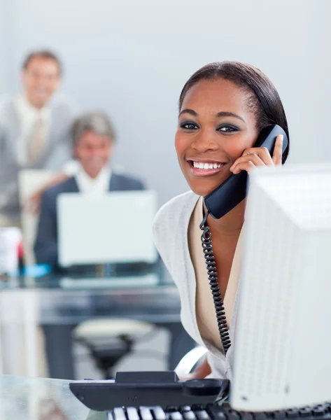 Schöne Geschäftsfrau telefoniert am Schreibtisch — Stockfoto