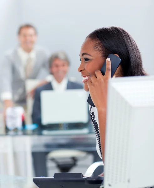 Χαμογελώντας επιχειρηματίας στο τηλέφωνο στο γραφείο της — Φωτογραφία Αρχείου