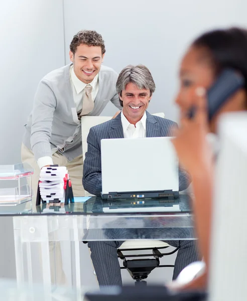 Konzentrierte Geschäftsleute, die am Computer arbeiten — Stockfoto