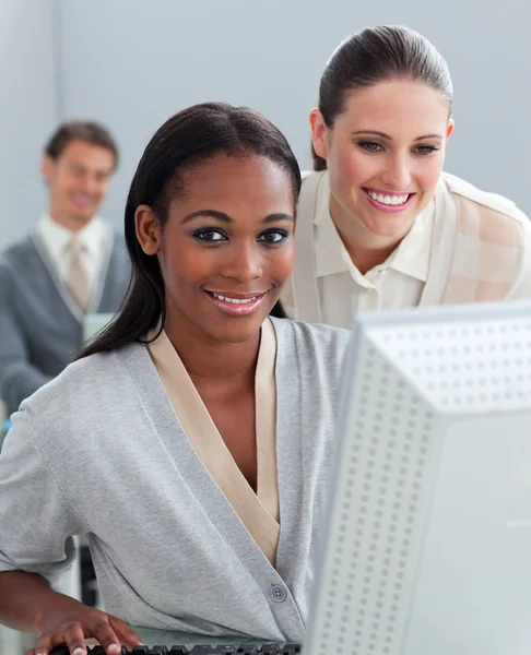 Porträt zweier Geschäftsfrauen, die am Computer arbeiten — Stockfoto