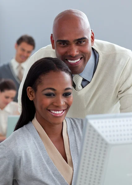 Portrait of two enthusiastic businesspeople working at a compute — Stock Photo, Image