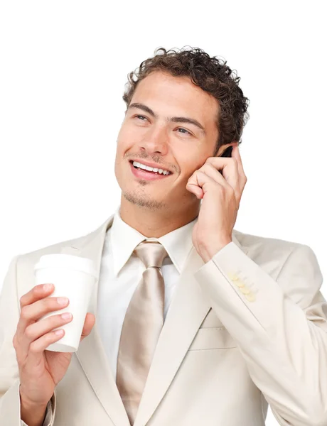 Jovem empresário ao telefone enquanto bebe um café — Fotografia de Stock