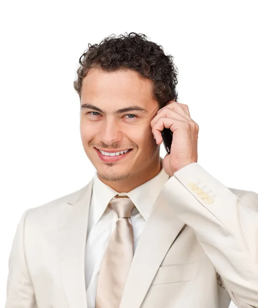 Giovane uomo d'affari ispanico utilizzando un telefono cellulare — Foto Stock