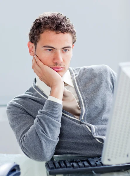 Homme d'affaires ennuyé à son bureau — Photo