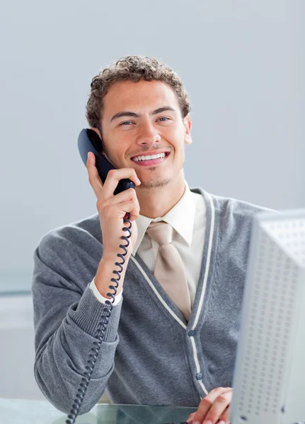 Smiling businessman on phone at his desk — Stock Photo, Image