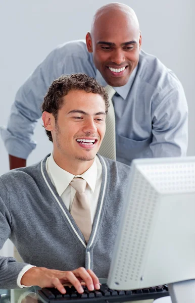 Positieve businesspartners werkt op een computer — Stockfoto