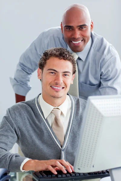Mosolygó üzleti partnerek egy számítógépen dolgozik — Stock Fotó