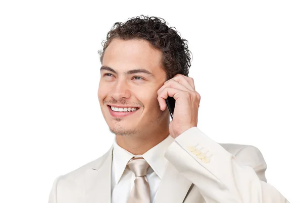 Souriant jeune homme d'affaires au téléphone — Photo