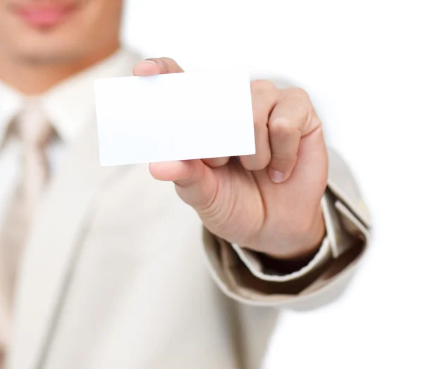 Primo piano di un uomo d'affari in possesso di una carta bianca — Foto Stock