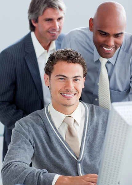 Gutaussehende Geschäftsleute, die am Computer arbeiten — Stockfoto