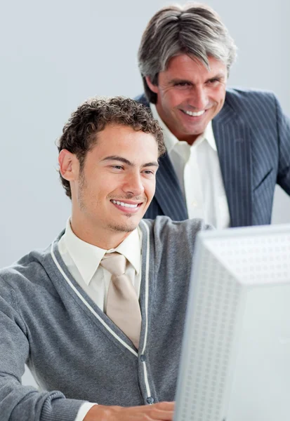 Retrato de dois colegas de negócios trabalhando em um computador — Fotografia de Stock