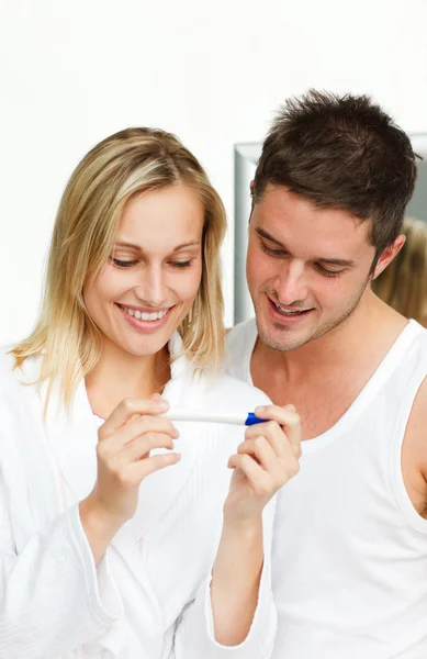 Женщина и мужчина осматривают тест на беременность — стоковое фото